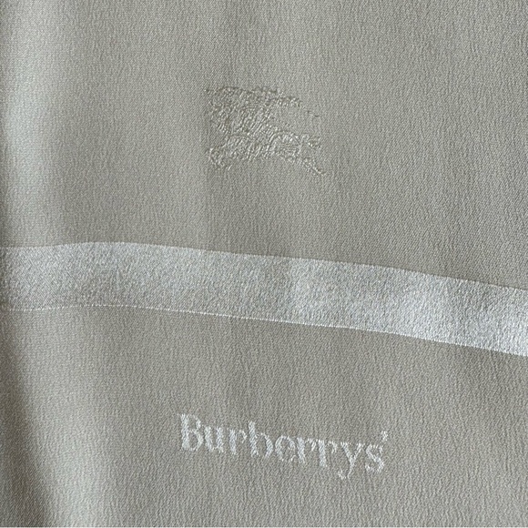 •Burberry Cream 100% Silk Fringed Scarf Embossed Logo & Brand Name Vintage Scarf - Picture 3 of 16
